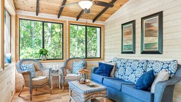 Televisión, chimenea y estéreo