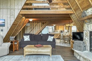 TV, fireplace, DVD player, books - Acorn Lake Lodge On Lake Aspen (Innsbrook)