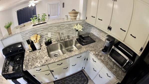 Een koelkast, een magnetron, een oven, een kookplaat