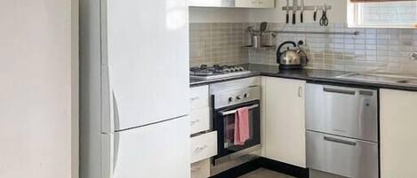 Een koelkast, een kookplaat, een broodrooster