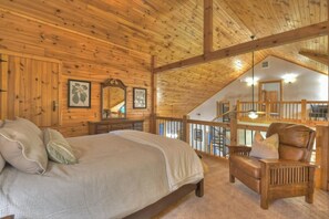 3 bedrooms, free WiFi, bed sheets - Snowbird Sanctuary - Hot Tub, Firepit, Game Room, & More! (Mineral Bluff)