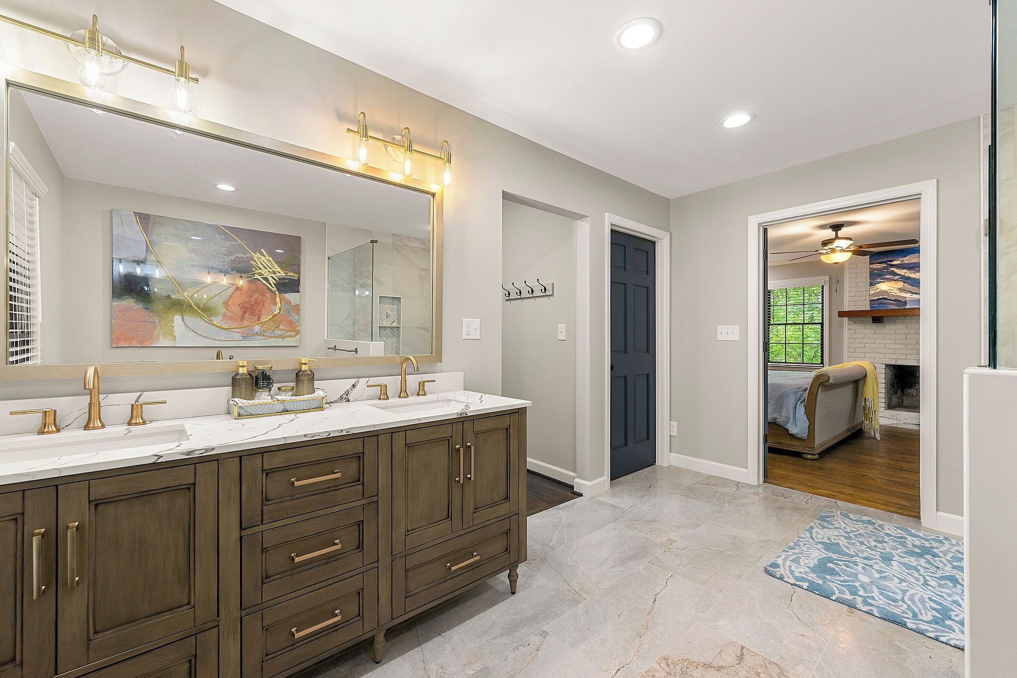 5 bedrooms, iron/ironing board, WiFi, bed sheets