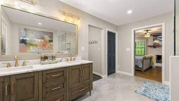 5 bedrooms, iron/ironing board, WiFi, bed sheets