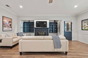 Smart TV, fireplace