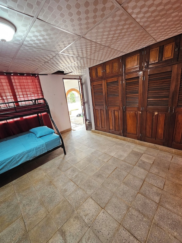 Family Quadruple Room | Soundproofing, free WiFi - Cuartos independientes con baño privado (Las Tablas)