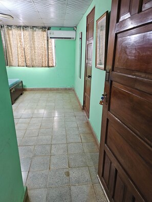 Soundproofing, free WiFi - Cuartos independientes con baño privado  (Las Tablas)