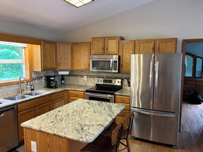 Fridge, microwave, oven, stovetop - Beautiful Misty Mountain Views from a quaint cottage in Maggie Valley! (Maggie Valley)