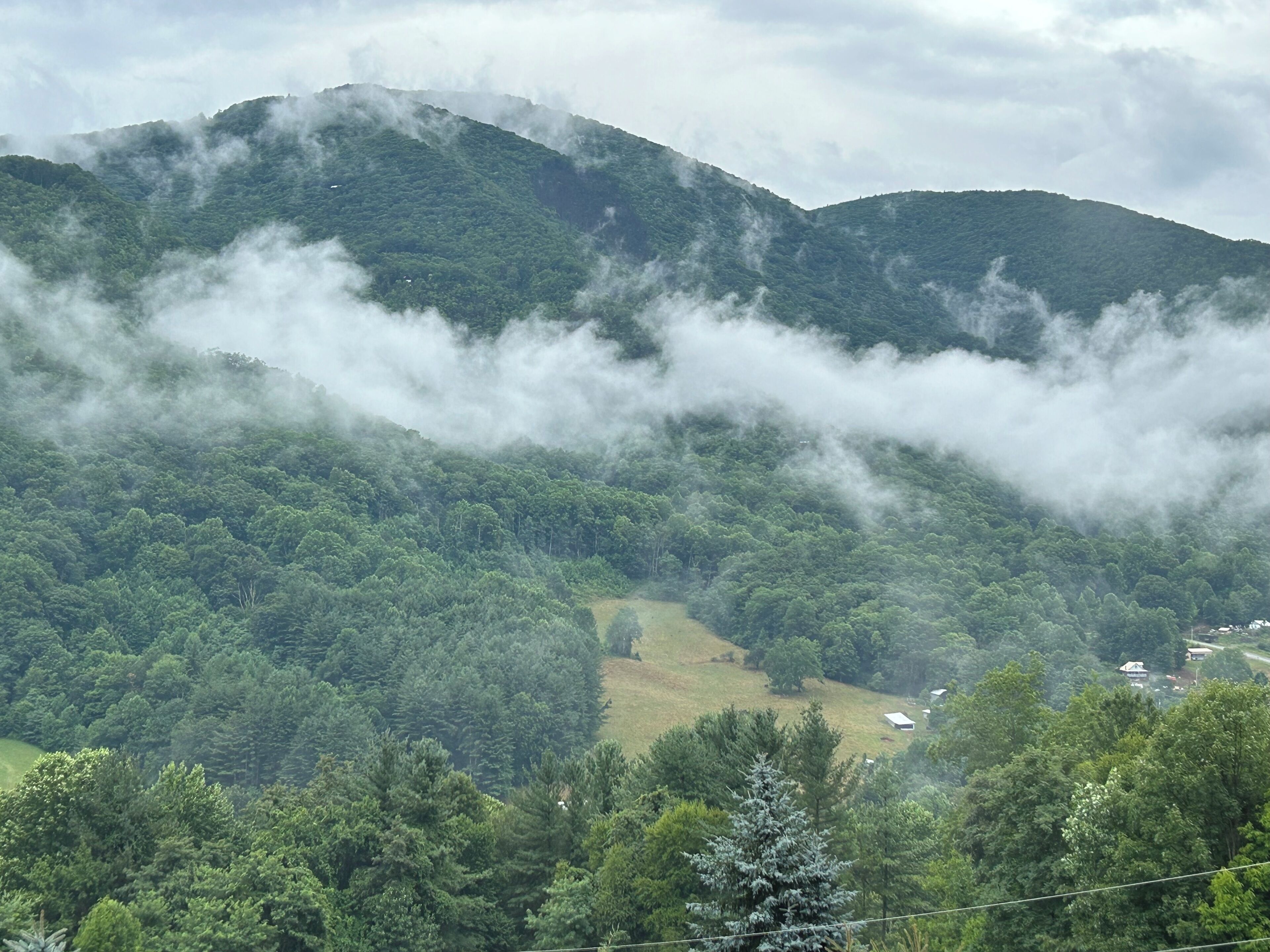 Beautiful Misty Mountain Views from a quaint cottage in Maggie Valley!