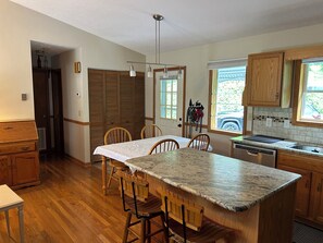 Dining - Beautiful Misty Mountain Views from a quaint cottage in Maggie Valley! (Maggie Valley)