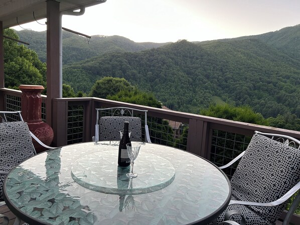 Outdoor dining - Beautiful Misty Mountain Views from a quaint cottage in Maggie Valley! (Maggie Valley)