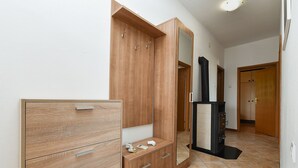 Ein modernes Badezimmer mit einem Holzbadezimmerhocker, einem Spiegel und einem schwarzen Herd.