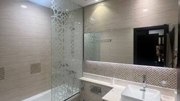 SĂšche-cheveux, serviettes fournies, savon, papier toilette