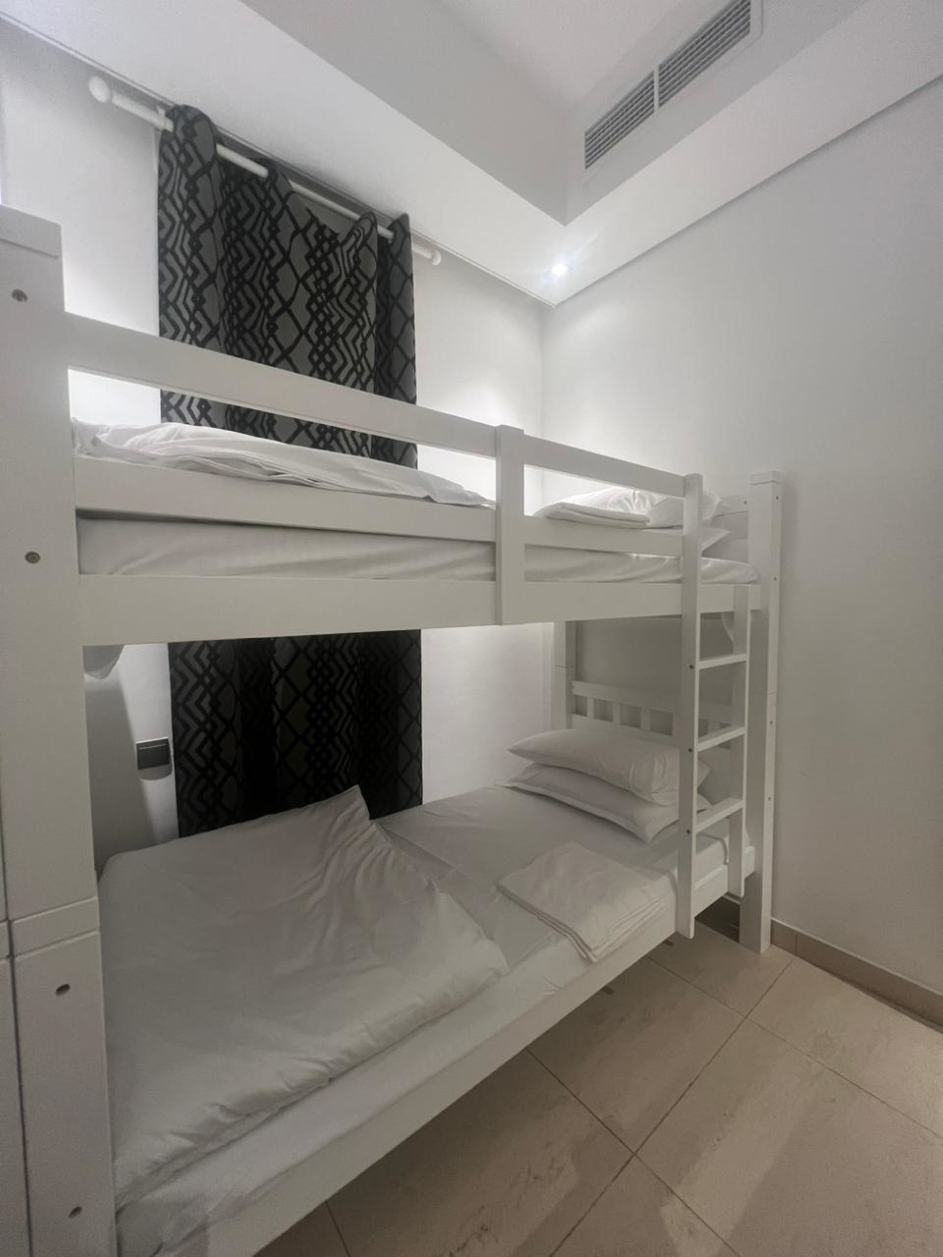 3 habitaciones, caja de seguridad en la habitación y escritorio 