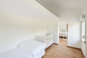 4 habitaciones, tabla de planchar con plancha, wifi y ropa de cama 