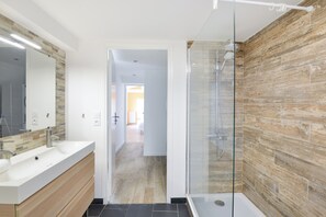 Shower, hair dryer, towels