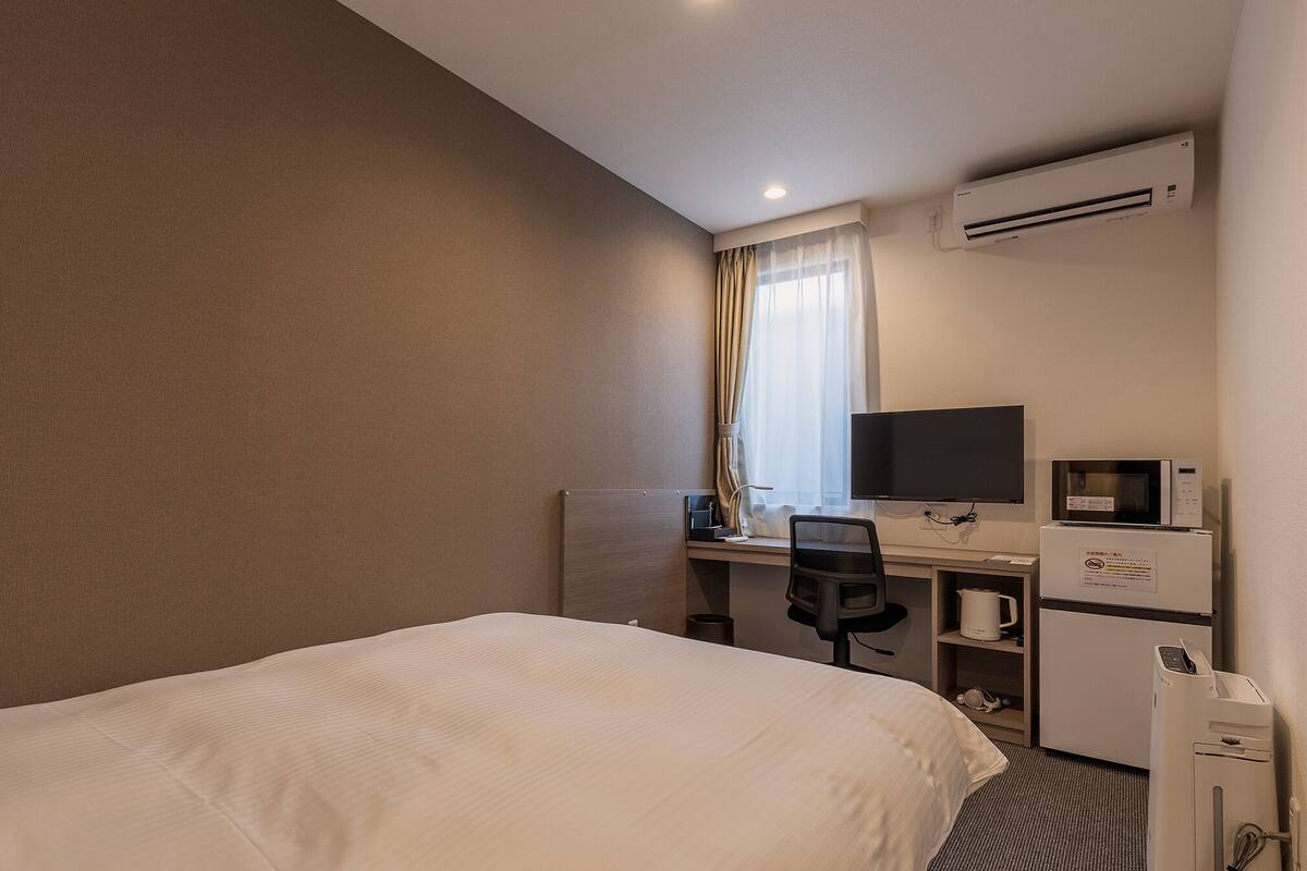 WiFi (free), bed sheets