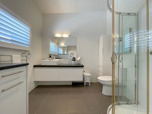 Douche, sĂšche-cheveux