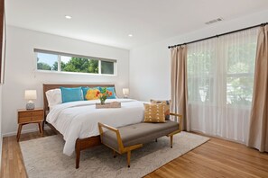 3 bedrooms, desk, iron/ironing board, free WiFi - Tranquil Remodeled Home with Charming Backyard (Santa Barbara)