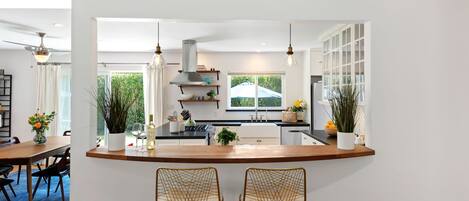 冰箱、微波炉、烤箱、炉灶