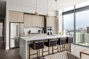 Fridge, microwave, oven, stovetop - *NEW* Panoramic Penthouse by Atlanta Luxury Rentals (Atlanta)