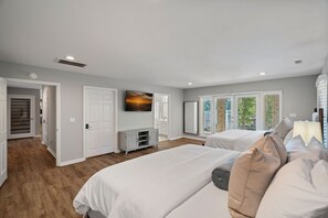 5 bedrooms, iron/ironing board, free WiFi, bed sheets - Lake Effect by SoCharm | Pool & Spa, Waterfront (Mooresville)