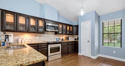 Beautiful Cozy Pool Oasis, 3/2 Heated Pool Home, Fenced, Pet Friendly, King Bed