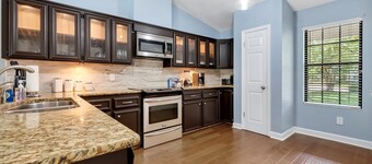 Beautiful Cozy Pool Oasis, 3/2 Heated Pool Home, Fenced, Pet Friendly, King Bed