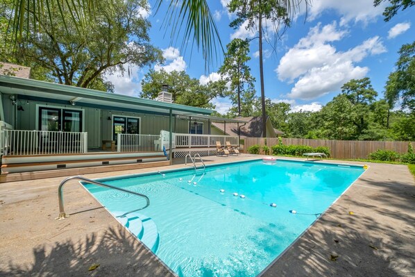 Outdoor pool, a heated pool - Beautiful Cozy Pool Oasis, 3/2 Heated Pool Home, Fenced, Pet Friendly, King Bed (Tallahassee)