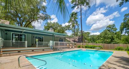 Beautiful Cozy Pool Oasis, 3/2 Heated Pool Home, Fenced, Pet Friendly, King Bed