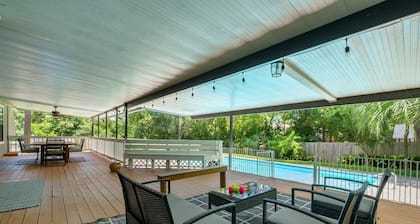 Beautiful Cozy Pool Oasis, 3/2 Heated Pool Home, Fenced, Pet Friendly, King Bed