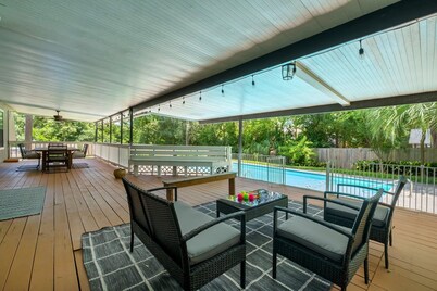 Beautiful Cozy Pool Oasis, 3/2 Heated Pool Home, Fenced, Pet Friendly, King Bed