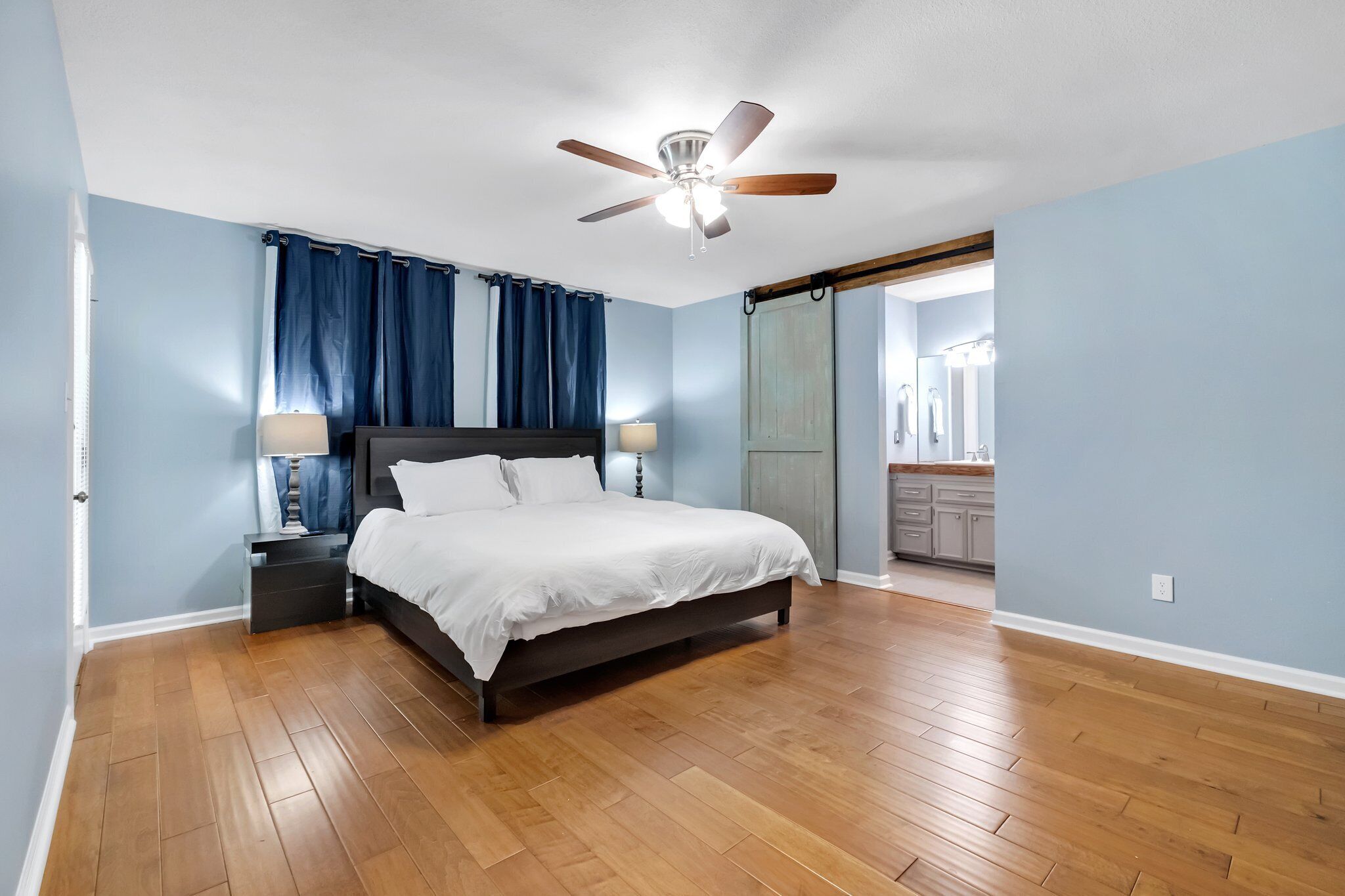3 chambres, fer et planche à repasser, Wi-Fi, draps fournis