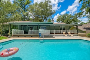 Outdoor pool, a heated pool - Beautiful Cozy Pool Oasis, 3/2 Heated Pool Home, Fenced, Pet Friendly, King Bed (Tallahassee)