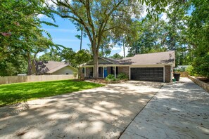 Exterior - Beautiful Cozy Pool Oasis, 3/2 Heated Pool Home, Fenced, Pet Friendly, King Bed (Tallahassee)