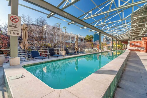 Spacious apartment with rooftop pool, walk to vibrant and trendy V&A Waterfront.