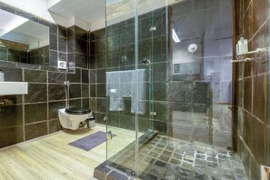 Douche, sèche-cheveux, serviettes fournies, savon