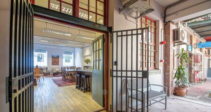 Spacious apartment with rooftop pool, walk to vibrant and trendy V&A Waterfront.