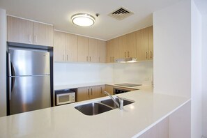 Geladeira, micro-ondas, fogão, cooktop