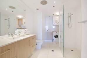Dusche, Haartrockner, Shampoo