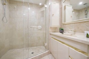 Douche, sèche-cheveux, shampoing
