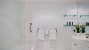 Douche, sĂšche-cheveux, serviettes fournies, savon
