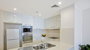 Fridge, microwave, oven, stovetop - 2003 Allunga (Surfers Paradise)