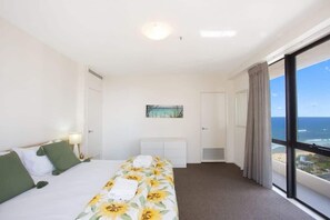 2 dormitorios, tabla de planchar con plancha, ropa de cama