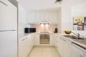 Fridge, microwave, oven, stovetop - 1803 Allunga Summary: (Surfers Paradise)
