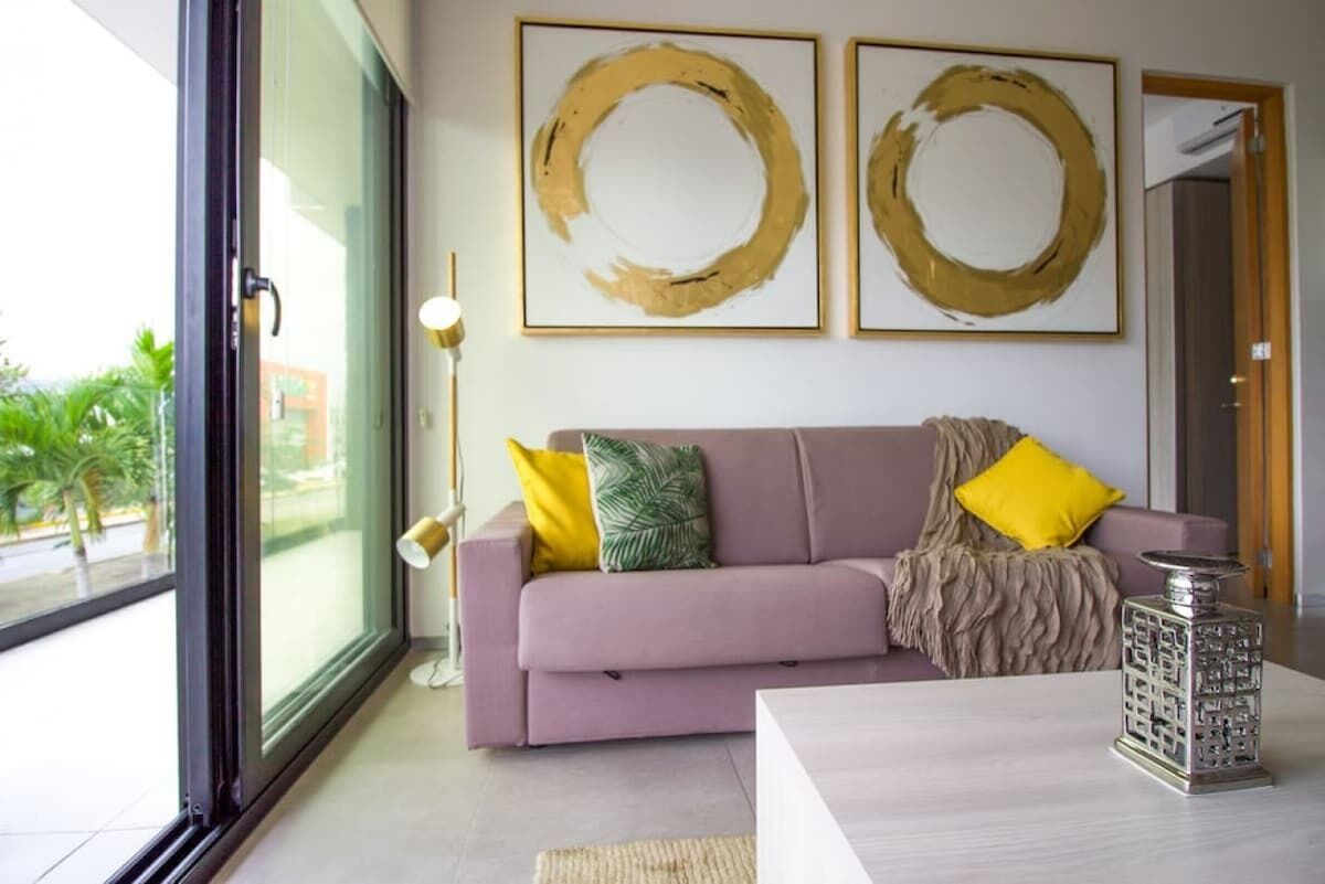 Een televisie en een kantoor