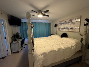 3 bedrooms, desk, travel crib, WiFi