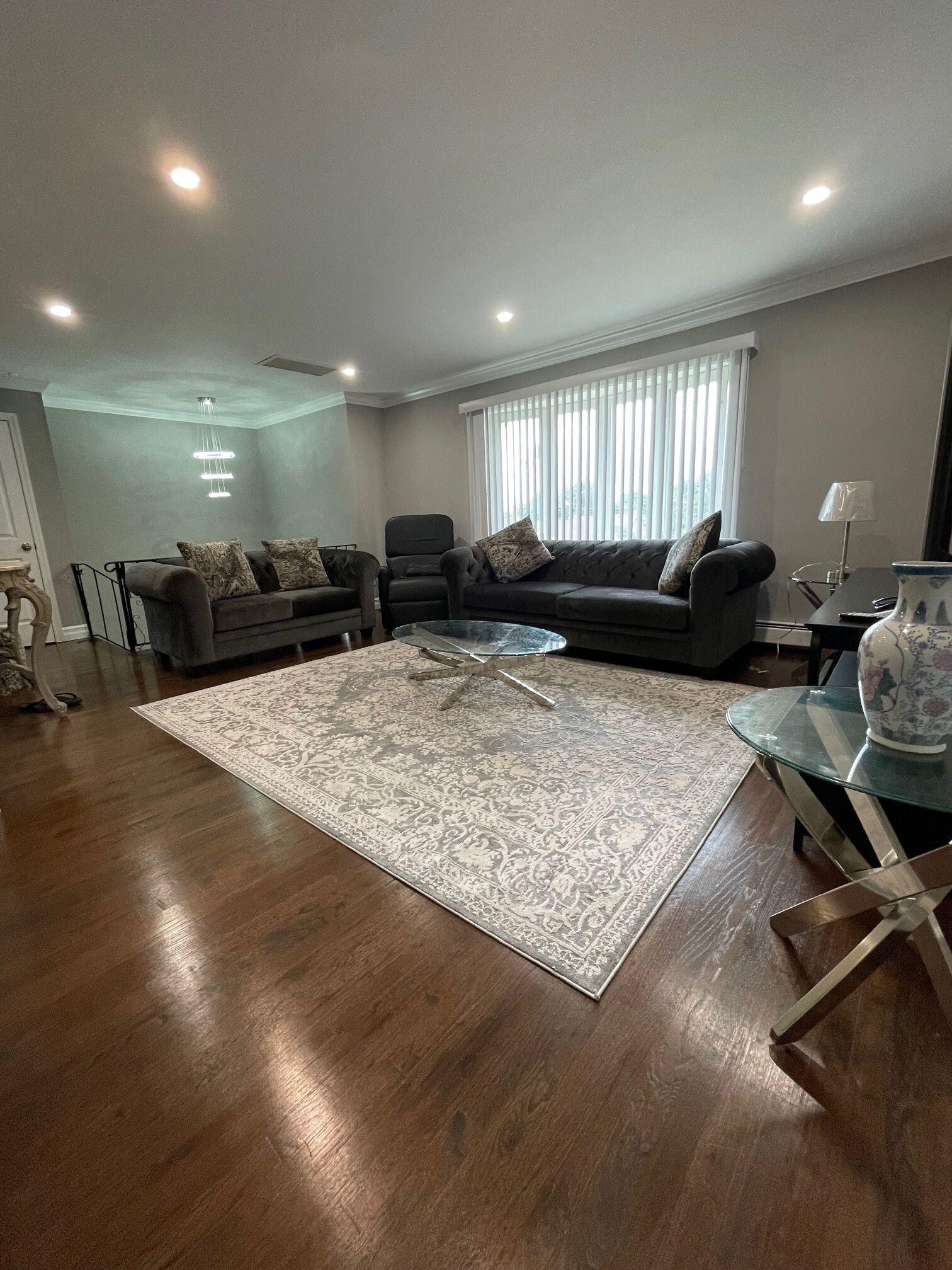 Spacious 3 bed unit in the heart of Elmont. Fully renovated with new furniture.