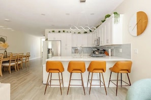 Fridge, microwave, oven, stovetop - 4 Bedroom 3 Full Bath Boho Oasis Swimming Pool Near Downtown Sleeps 12 Pets OK (Tampa)
