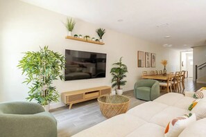 Smart TV - 4 Bedroom 3 Full Bath Boho Oasis Swimming Pool Near Downtown Sleeps 12 Pets OK (Tampa)