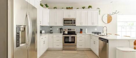 Geladeira, micro-ondas, fogão, cooktop